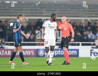 Bergame, Italie. 10 décembre 2024. L'arbitre du match, Szymon Marciniak de Pologne, discute avec Antonio Rudiger du Real Madrid CF en action lors du match de football UEFA Champions League 2024/2025 phase MD6 entre Atalanta BC et Real Madrid CF au stade Gewiss le 10 décembre 2024, Bergame, Italie. Crédit : Roberto Tommasini/Alamy Live News Banque D'Images