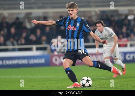 Bergame, Italie. 10 décembre 2024. Charles de Ketelaere de l'Atalanta BC 1907 a tiré un penalty lors du match de football MD6 de l'UEFA Champions League 2024/2025 phase entre l'Atalanta BC et le Real Madrid CF au stade Gewiss le 10 décembre 2024, Bergame, Italie. Crédit : Roberto Tommasini/Alamy Live News Banque D'Images