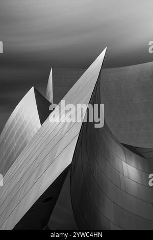 La représentation abstraite d'une façade métallique de bâtiment avec des angles épurés et un ciel intense capte l'œil du spectateur. Banque D'Images