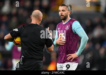 L'arbitre Andy Davies parle à Jay Rodriguez de Burnley lors du match du Sky Bet Championship Burnley vs Derby County à Turf Moor, Burnley, Royaume-Uni, le 10 décembre 2024 (photo de Craig Thomas/News images), le 12/10/2024. (Photo de Craig Thomas/News images/SIPA USA) crédit : SIPA USA/Alamy Live News Banque D'Images