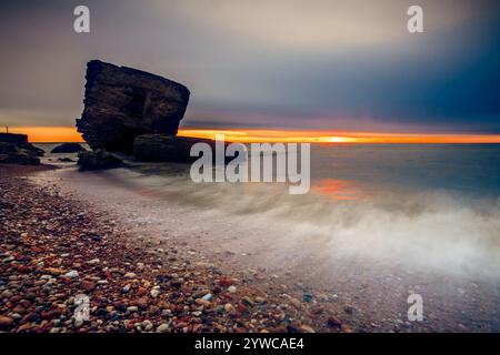 Silhouette d'un vieux bunker sur une plage de galets, Karosta, Liepaja, Lettonie Banque D'Images