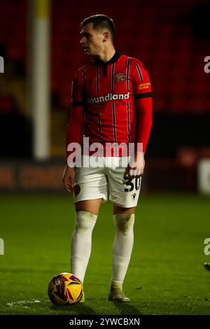 Evan Weir de Walsall se prépare à prendre un coup franc lors du match EFL Trophy - Round of 32 entre Walsall et Reading au stade Bescot. Banque D'Images