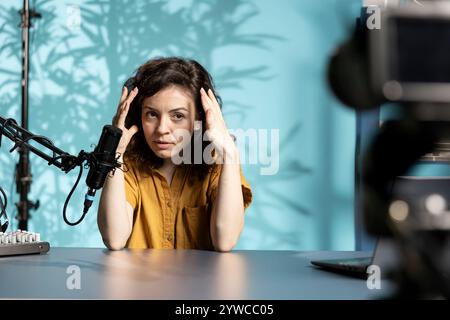 Femme se sentant en colère, partageant une histoire concernant les médias sociaux vidéo, se plaignant devant les spectateurs. Star des médias bouleversée parlant avec les téléspectateurs, ayant une dépression mentale devant les abonnés Banque D'Images