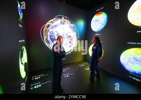4 décembre 2024 - Washington, District of Columbia, États-Unis - les astronautes de la NASA LORAL O'HARA, à gauche, et JASMIN MOGHBELI, à droite, sont vus lors d'une visite du Centre d'information de la Terre, le mercredi 4 décembre 2024, au Mary W. Jackson NASA Headquarters Building à Washington. O'Hara et Moghbeli ont passé six mois dans l'espace dans le cadre de l'expédition 70 à bord de la Station spatiale internationale. (Crédit image : © Joel Kowsky/NASA/ZUMA Press Wire) USAGE ÉDITORIAL SEULEMENT! Non destiné à UN USAGE commercial ! Banque D'Images