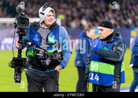 Gelsenkirchen, Allemagne. 10 décembre 2024. GELSENKIRCHEN, ALLEMAGNE - 10 DÉCEMBRE : le responsable de la télévision est vu lors du match MD6 de la phase 2024/25 de la Ligue des champions de l'UEFA entre le FC Shakhtar Donetsk et le FC Bayern Munchen à l'Arena AufSchalke le 10 décembre 2024 à Gelsenkirchen, Allemagne. (Photo de Joris Verwijst/Orange Pictures) crédit : Orange pics BV/Alamy Live News Banque D'Images