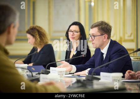 Kiev, Ukraine. 09th Dec, 2024. Le premier ministre estonien Kristen Michal, à droite, commente lors d’une réunion bilatérale avec le président ukrainien Volodymyr Zelenskyy, au Palais Mariinskyi, le 9 décembre 2024 à Kiev, en Ukraine. Crédit : Présidence ukrainienne/Bureau de presse présidentiel ukrainien/Alamy Live News Banque D'Images