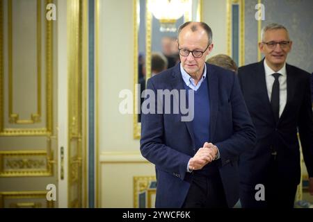 Kiev, Ukraine. 09th Dec, 2024. Le leader de l'opposition allemande Friedrich Merz, arrive pour une réunion bilatérale avec le président ukrainien Volodymyr Zelenskyy, au Palais Mariinskyi, le 9 décembre 2024 à Kiev, en Ukraine. Crédit : Présidence ukrainienne/Bureau de presse présidentiel ukrainien/Alamy Live News Banque D'Images