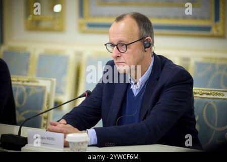 Kiev, Ukraine. 09th Dec, 2024. Friedrich Merz, leader de l'opposition allemande, écoute lors d'une réunion bilatérale avec le président ukrainien Volodymyr Zelenskyy, au Palais Mariinskyi, le 9 décembre 2024 à Kiev, en Ukraine. Crédit : Présidence ukrainienne/Bureau de presse présidentiel ukrainien/Alamy Live News Banque D'Images