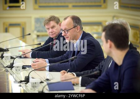 Kiev, Ukraine. 09th Dec, 2024. Friedrich Merz, leader de l'opposition allemande, écoute lors d'une réunion bilatérale avec le président ukrainien Volodymyr Zelenskyy, au Palais Mariinskyi, le 9 décembre 2024 à Kiev, en Ukraine. Crédit : Présidence ukrainienne/Bureau de presse présidentiel ukrainien/Alamy Live News Banque D'Images