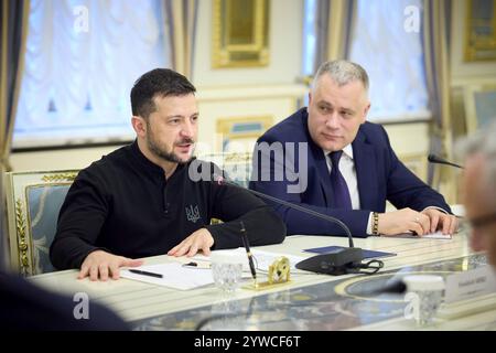 Kiev, Ukraine. 09th Dec, 2024. Le président ukrainien Volodymyr Zelenskyy, à gauche, s’exprime lors d’une réunion bilatérale avec le leader de l’opposition allemande Friedrich Merz, au Palais Mariinskyi, le 9 décembre 2024 à Kiev, en Ukraine. Crédit : Présidence ukrainienne/Bureau de presse présidentiel ukrainien/Alamy Live News Banque D'Images