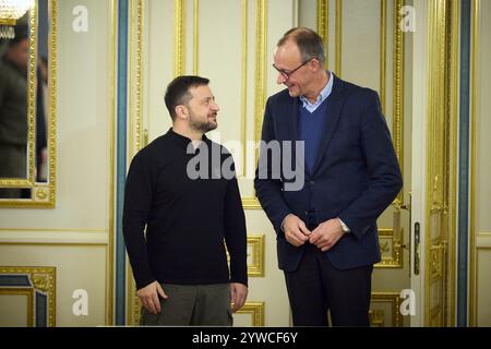 Kiev, Ukraine. 09th Dec, 2024. Le président ukrainien Volodymyr Zelenskyy, à gauche, accueille le leader de l'opposition allemande Friedrich Merz, à droite, avant une réunion bilatérale au Palais Mariinskyi, le 9 décembre 2024 à Kiev, en Ukraine. Crédit : Présidence ukrainienne/Bureau de presse présidentiel ukrainien/Alamy Live News Banque D'Images