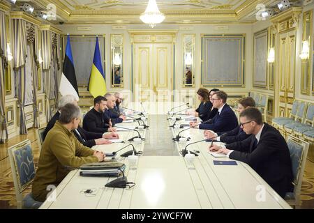 Kiev, Ukraine. 09th Dec, 2024. Le premier ministre estonien Kristen Michal, à droite, lors d’une rencontre bilatérale avec le président ukrainien Volodymyr Zelenskyy, à gauche, au Palais Mariinskyi, le 9 décembre 2024 à Kiev, en Ukraine. Crédit : Présidence ukrainienne/Bureau de presse présidentiel ukrainien/Alamy Live News Banque D'Images