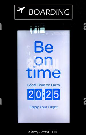 L'écran LCD à l'aéroport indique l'heure de départ comme la nouvelle année 2025 Banque D'Images