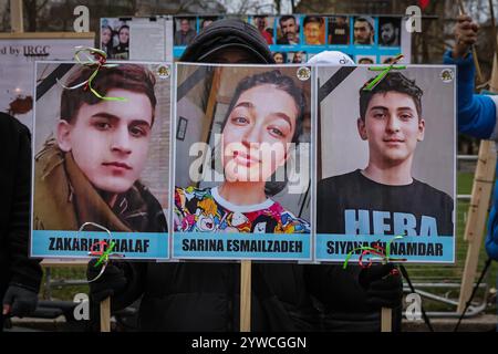 Londres, Royaume-Uni. 10 décembre 2024. Des militants de plusieurs groupes, ainsi que des manifestants anglo-iraniens se sont rassemblés en face des chambres du Parlement pour se rassembler contre la détention et dans certains cas l'exécution de prisonniers politiques par l'IRCG (corps des gardiens de la révolution islamique), une branche des forces militaires iraniennes. L'IRCG iranien a été qualifié d'organisation terroriste par plusieurs pays, y compris les États-Unis, et il y a eu depuis un certain temps des appels pour que cette branche soit également interdite par le gouvernement britannique. Crédit : Imageplotter/Alamy Live News Banque D'Images