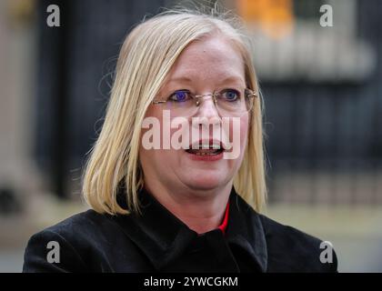 Londres, Royaume-Uni. 10 décembre 2024. Corin Dalby, PDG de Box Power, et Trisha Dalby, directrice de l'exploitation (photo), ainsi que d'autres représentants de la pétition et plusieurs députés (dont Iain Duncan Smith, Alex Sobel et Andrew Griffith), ont remis aujourd'hui une lettre de pétition au 10 Downing Street afin de souligner le besoin urgent d'une initiative visant à aider le secteur des soins palliatifs en difficulté et à remédier à ses déficits financiers croissants. Crédit : Imageplotter/Alamy Live News Banque D'Images