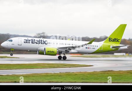 Air Baltic Airbus A220-300 YL-ABD atterrit à l'aéroport de Manchester le lundi 2 décembre 2024. Crédit JTW Aviation images / Alamy. Banque D'Images