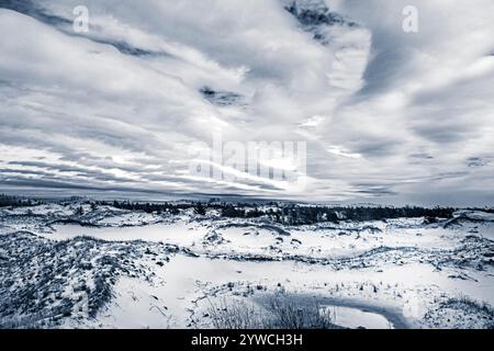 Ciel et dunes spectaculaires dans le parc d'État de Ludington près de Ludington, Michigan, États-Unis. Parc d'État de Ludington, 5 300 hectares de beauté au nord de Hamlin Lake avec 7 Banque D'Images