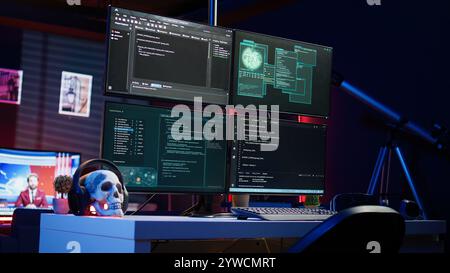 Gros plan de l'interface du logiciel sur les écrans d'ordinateur montrant le code de développeur en cours d'exécution dans la tanière vide des criminels. Piratage du script de programmation de malware sur les moniteurs dans la base souterraine Banque D'Images