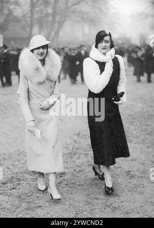 Femme en manteau et coiffe à la mode aux courses hippiques d'Auteuil., Paris, France, 1932 Banque D'Images