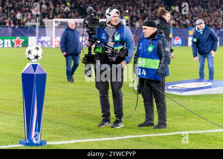 Gelsenkirchen, Allemagne. 10 décembre 2024. GELSENKIRCHEN, ALLEMAGNE - 10 DÉCEMBRE : le responsable de la télévision est vu lors du match MD6 de la phase 2024/25 de la Ligue des champions de l'UEFA entre le FC Shakhtar Donetsk et le FC Bayern Munchen à l'Arena AufSchalke le 10 décembre 2024 à Gelsenkirchen, Allemagne. (Photo de Joris Verwijst/Orange Pictures) crédit : Orange pics BV/Alamy Live News Banque D'Images