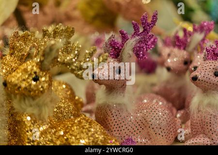 Gros plan sur les figurines de rennes de Noël Banque D'Images