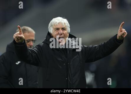 Bergame, Italie. 10 décembre 2024. L'entraîneur-chef d'Atalanta, Gian Piero Gasperini, fait des gestes aux supporters après le match de Ligue des Champions de l'UEFA entre Atalanta et Real Madrid à Bergame, Italie, le 10 décembre 2024. Crédit : Li Jing/Xinhua/Alamy Live News Banque D'Images