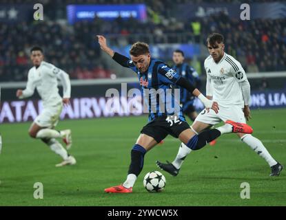 Bergame, Italie. 10 décembre 2024. Mateo Retegui (C) d'Atalanta participe au match de l'UEFA Champions League entre Atalanta et Real Madrid à Bergame, Italie, 10 décembre 2024. Crédit : Li Jing/Xinhua/Alamy Live News Banque D'Images