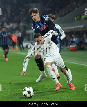 Bergame, Italie. 10 décembre 2024. Lucas Vazquez d'Atalanta (avant) affronte Nicolo Zaniolo d'Atalanta lors du match de l'UEFA Champions League entre Atalanta et Real Madrid à Bergame, Italie, 10 décembre 2024. Crédit : Li Jing/Xinhua/Alamy Live News Banque D'Images