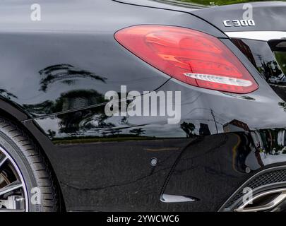 image détaillée du dos d'une mercedes c 300 noire Banque D'Images
