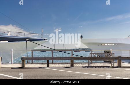 les arcs de deux yachts à moteur se faisant face à long wharf à sag harbor, ny Banque D'Images