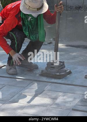 Pattaya, Thaïlande 29 novembre 2024, les artisans créent avec diligence de beaux motifs en béton estampé, mettant en valeur leur talent. Le processus combine l'art et l'expertise de la construction. Banque D'Images