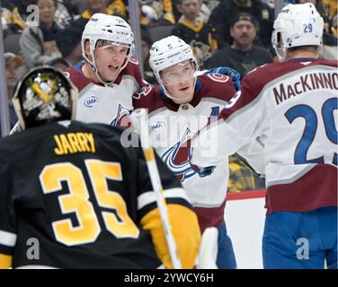 Pittsburgh, États-Unis. 10 décembre 2024. Le gardien des Penguins de Pittsburgh Tristan Jarry (35 ans) regarde l'aile droite de l'Avalanche du Colorado Mikko Rantanen (96 ans) célébrer son but lors de la première période au PPG Paints Arena de Pittsburgh le mardi 10 décembre 2024. Photo par Archie Carpenter/UPI. Crédit : UPI/Alamy Live News Banque D'Images