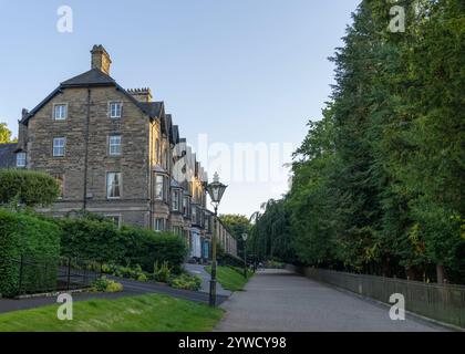 Large promenade à côté de Pavilion Gardens, Buxton, Derbyshire, Angleterre, Royaume-Uni Banque D'Images