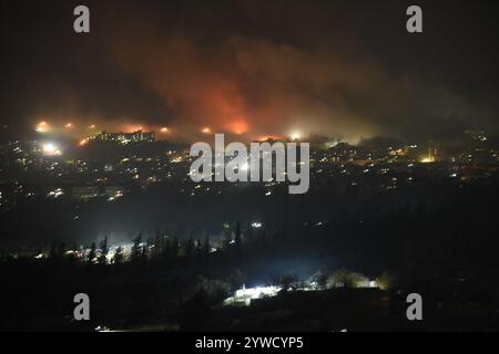 Pékin, Syrie. 9 décembre 2024. La fumée monte suite aux frappes aériennes à Damas, Syrie, le 9 décembre 2024. Des avions de guerre israéliens ont lancé lundi une série de frappes aériennes ciblant des navires de la marine syrienne amarrés au port de Lattaquié et des dépôts militaires dans les zones côtières, selon un moniteur de guerre. Les frappes israéliennes ont également touché des dépôts d'armes à Damas dans ce qui semble être un effort systématique pour démanteler l'infrastructure militaire restante de la Syrie après la chute du gouvernement de Bachar al-Assad, a déclaré l'Observatoire syrien des droits de l'homme. Crédit : Monsef Memari/Xinhua/Alamy Live News Banque D'Images