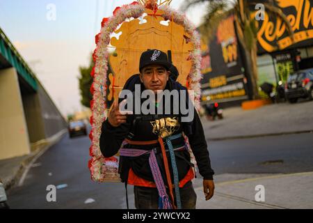 Mexico, Mexique. 10 décembre 2024. Fidèles catholiques à la Vierge de Guadalupe, poursuivent leur pèlerinage à la Basilique de Guadalupe à l’occasion de la célébration religieuse en l’honneur de la Vierge de Guadalupe. Le 10 décembre 2024 à Mexico, Mexique. (Photo de Ian Robles/ crédit : Eyepix Group/Alamy Live News Banque D'Images