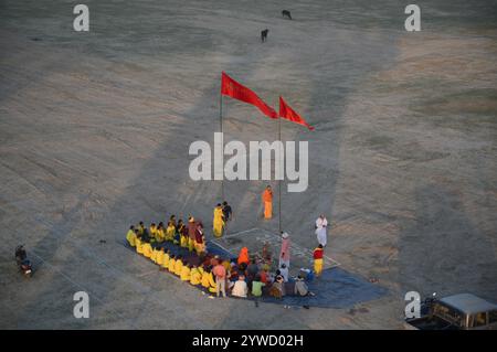 Prayagraj, Inde. 06th Dec, 2024. Prayagraj, INDE - 10 DÉCEMBRE : un groupe de prêtre tenant leurs drapeaux sur le site de Kumbh avant le Mahakumbh 2025. Le 10 décembre 2024 à Prayagraj, Inde. (Photo de Deepak Gupta/Hindustan Times/Sipa USA) crédit : Sipa USA/Alamy Live News Banque D'Images