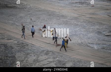 Prayagraj, Inde. 06th Dec, 2024. Prayagraj, INDE - 10 DÉCEMBRE : les travailleurs peuvent voir au Kumbh Mela Ground avant le prochain festival Maha Kumbh le 10 décembre 2024 à Prayagraj, en Inde. (Photo de Deepak Gupta/Hindustan Times/Sipa USA) crédit : Sipa USA/Alamy Live News Banque D'Images