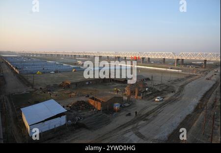 Prayagraj, Inde. 06th Dec, 2024. Prayagraj, INDE - 10 DÉCEMBRE : photos de drapeaux posés sur le site de Kumbh par Sadhus de divers Akhadas avant le Mahakumbh 2025. Le 10 décembre 2024 à Prayagraj, Inde. (Photo de Deepak Gupta/Hindustan Times/Sipa USA) crédit : Sipa USA/Alamy Live News Banque D'Images
