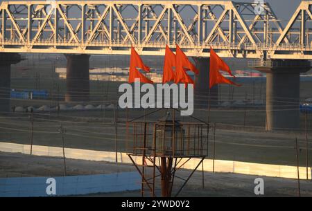 Prayagraj, Inde. 06th Dec, 2024. Prayagraj, INDE - 10 DÉCEMBRE : photos de drapeaux posés sur le site de Kumbh par Sadhus de divers Akhadas avant le Mahakumbh 2025. Le 10 décembre 2024 à Prayagraj, Inde. (Photo de Deepak Gupta/Hindustan Times/Sipa USA) crédit : Sipa USA/Alamy Live News Banque D'Images