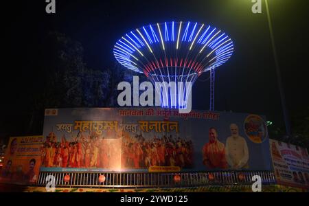 Prayagraj, Inde. 06th Dec, 2024. PRAYAGRAJ, INDE - 10 DÉCEMBRE : ville ornée de lumières colorées avant le prochain festival «Maha Kumbh» le 10 décembre 2024 à Prayagraj, Inde. (Photo de Deepak Gupta/Hindustan Times/Sipa USA) crédit : Sipa USA/Alamy Live News Banque D'Images