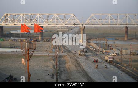 Prayagraj, Inde. 06th Dec, 2024. Prayagraj, INDE - 10 DÉCEMBRE : photos de drapeaux posés sur le site de Kumbh par Sadhus de divers Akhadas avant le Mahakumbh 2025. Le 10 décembre 2024 à Prayagraj, Inde. (Photo de Deepak Gupta/Hindustan Times/Sipa USA) crédit : Sipa USA/Alamy Live News Banque D'Images