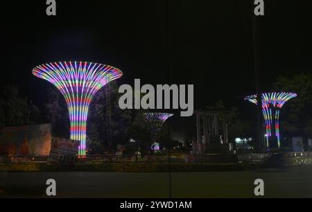 Prayagraj, Inde. 06th Dec, 2024. PRAYAGRAJ, INDE - 10 DÉCEMBRE : ville ornée de lumières colorées avant le prochain festival «Maha Kumbh» le 10 décembre 2024 à Prayagraj, Inde. (Photo de Deepak Gupta/Hindustan Times/Sipa USA) crédit : Sipa USA/Alamy Live News Banque D'Images