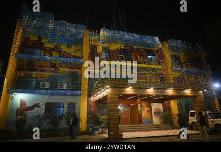 Prayagraj, Inde. 06th Dec, 2024. Prayagraj, INDE - 10 DÉCEMBRE : magnifique travail de peinture au bâtiment Mela Pradhikaran en prévision du festival Maha Kumbh le 10 décembre 2024 à Prayagraj, en Inde. (Photo de Deepak Gupta/Hindustan Times/Sipa USA) crédit : Sipa USA/Alamy Live News Banque D'Images