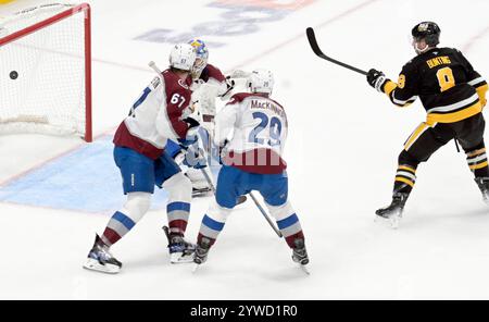 Pittsburgh, États-Unis. 10 décembre 2024. L'aile gauche des Penguins de Pittsburgh Michael Bunting (8) sort du penalty et marque rapidement un but en deuxième période contre l'Avalanche du Colorado au PPG Paints Arena de Pittsburgh le mardi 10 décembre 2024. Photo par Archie Carpenter/UPI. Crédit : UPI/Alamy Live News Banque D'Images