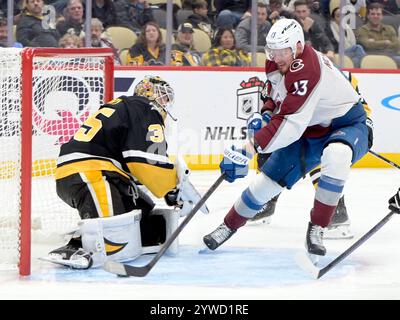 Pittsburgh, États-Unis. 10 décembre 2024. Valeri Nichushkin (13 ans), l’aile droite de l’Avalanche du Colorado, marque derrière le patin du gardien des Penguins de Pittsburgh, Tristan Jarry (35 ans), en troisième période de la victoire de l’Avalanche du Colorado 6-2 au PPG Paints Arena de Pittsburgh, le mardi 10 décembre 2024. Photo par Archie Carpenter/UPI. Crédit : UPI/Alamy Live News Banque D'Images