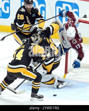 Pittsburgh, États-Unis. 10 décembre 2024. Le centre de l'Avalanche du Colorado Parker Kelly (17 ans) reçoit une pénalité d'interférence alors qu'il tombe dans le but derrière le gardien des Penguins de Pittsburgh Tristan Jarry (35 ans) en deuxième période de la victoire de l'Avalanche du Colorado 6-2 au PPG Paints Arena de Pittsburgh le mardi 10 décembre 2024. Photo par Archie Carpenter/UPI. Crédit : UPI/Alamy Live News Banque D'Images