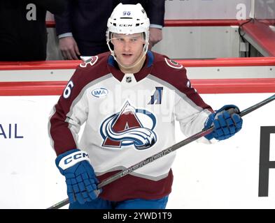 Pittsburgh, États-Unis. 10 décembre 2024. Mikko Rantanen (96), l’aile droite de l’Avalanche du Colorado, célèbre le deuxième de ses trois buts lors de la victoire de l’Avalanche du Colorado 6-2 contre les Penguins de Pittsburgh au PPG Paints Arena de Pittsburgh, le mardi 10 décembre 2024. Photo par Archie Carpenter/UPI. Crédit : UPI/Alamy Live News Banque D'Images