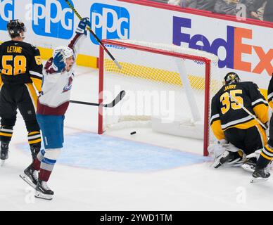 Pittsburgh, États-Unis. 10 décembre 2024. Artturi Lehkonen (62) célèbre le but de Mikko Rantanen, aile droite de l'Avalanche du Colorado, en deuxième période, contre les Penguins de Pittsburgh au PPG Paints Arena de Pittsburgh, mardi 10 décembre 2024. Photo par Archie Carpenter/UPI. Crédit : UPI/Alamy Live News Banque D'Images