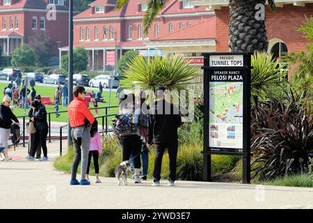 Stationnez les visiteurs devant une carte de la zone Presidio tunnel Tops au Speaker Nancy Pelosi Plaza ; San Francisco, Californie ; les invités et les visiteurs du parc. Banque D'Images