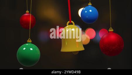 Buables de noël colorés se balançant sur des lumières bokeh sur fond sombre Banque D'Images